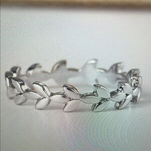 Chic Silver Leaf-Inspired Ring